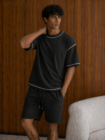 MINIMAL BLACK CONTRAST T-SHIRT