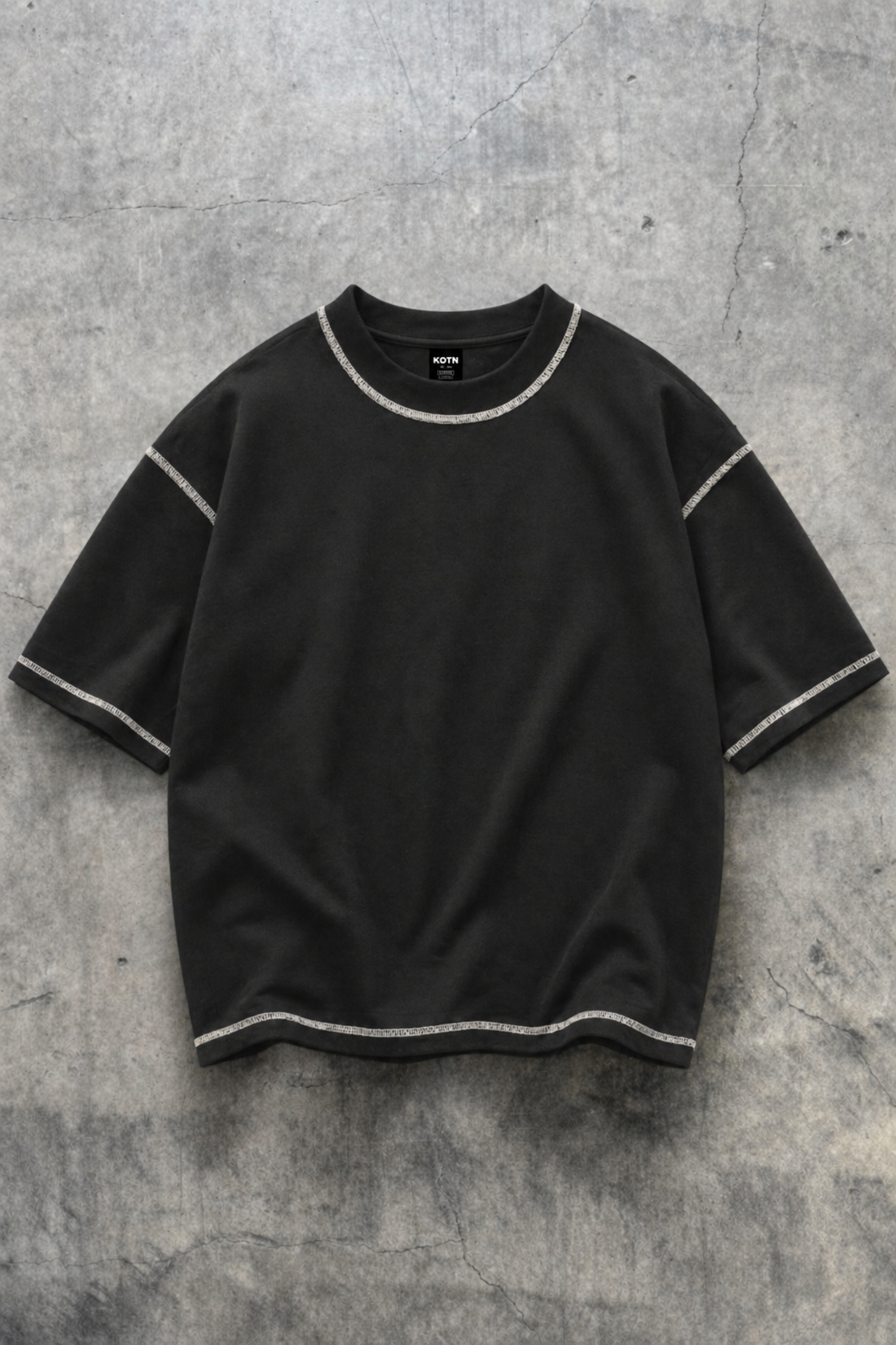 MINIMAL BLACK CONTRAST T-SHIRT